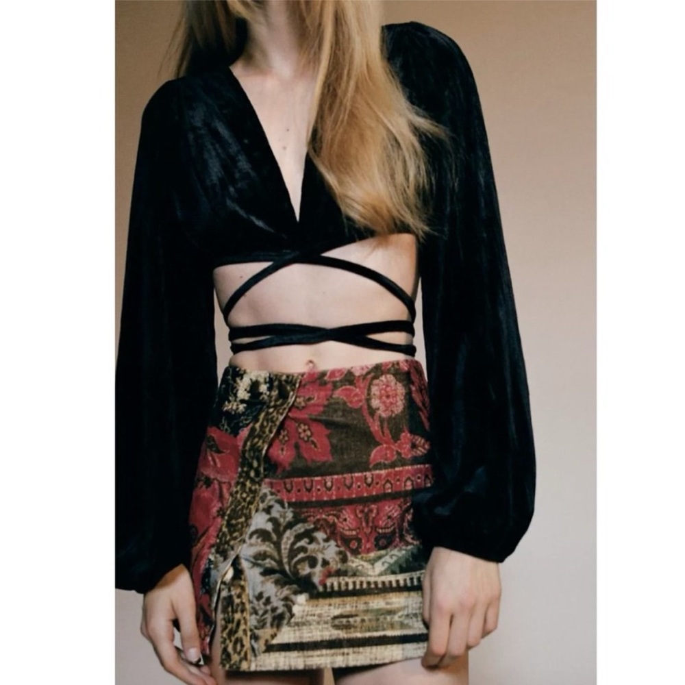 NWT Urban Outfitters Florentina Velvet Wrap Top Medium Black - Picture 5 of 13